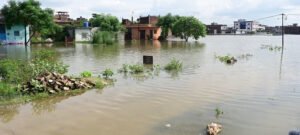 पांडु नदी का जलस्तर बढ़ा, घरों में घुसा पानी, 56 गांवों की बिजली गुल