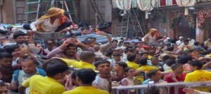 चल नहीं सकती थी मां, बेटे ने तसले में बैठाकर बांकेबिहारी के कराये दर्शन