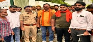 कैफे में दूसरे समुदाय के युवक के साथ मिली किशोरी, बजरंग दल कार्यकर्ताओं का हंगामा