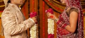 मंदिर में प्रेम विवाह पर हंगामा,पंडित के साथ धक्का-मुक्की, 3 फेरे ही हो सके