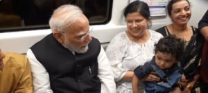 PM Modi ने मेट्रो में सफर बच्चों से की खास बातचीत
