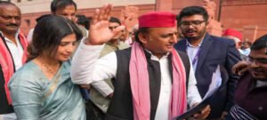 राहुल गांधी पर हुई FIR तो भड़के अखिलेश यादव