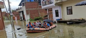 पांडु नदी उफनाई, 15 परिवारों को नाव से निकालना पड़ा