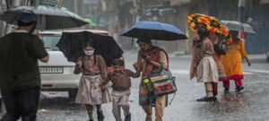 UP : ज्यादातर जिले चक्रवाती बारिश की चपेट में, जारी हुआ रेड अलर्ट