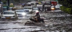 ओडिशा में बारिश से बिगड़े हालात, यूपी- UK सहित कई राज्यों में मूसलाधार बारिश की चेतावनी