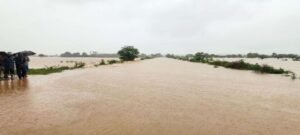 बस्तर में बाढ़ का पानी हुआ कम, 187 गांवों में तबाही के बाद मदद के लिए आगे आए लोग