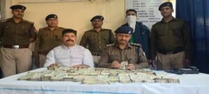ट्रेन में युवक के पास से मिली 500 के नोटों की 86 गड्डियां, मुजफ्फरपुर से दिल्ली ले जा रहा था