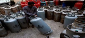 पाकिस्तान में 7 हजार का सिलिंडर, बॉर्डर पर खड़े ट्रक, ईरान ने क्यों रोकी सप्लाई ?
