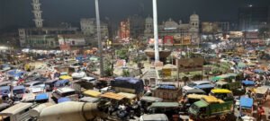 घंटाघर चौराहे पर लगा भीषण जाम, सड़कों पर थमे वाहनों के पहिए
