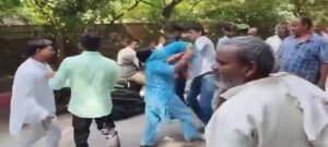 वोट चोर गद्दी छोड़ आंदोलन में भिड़े कांग्रेसी, DM कार्यालय पर  लात-घूंसे और चली चप्पलें