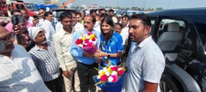 एशियन गेम्स में 2 कांस्य जीतकर मेरठ लौटीं पारुल चौधरी, काशी टोल पर भव्य स्वागत